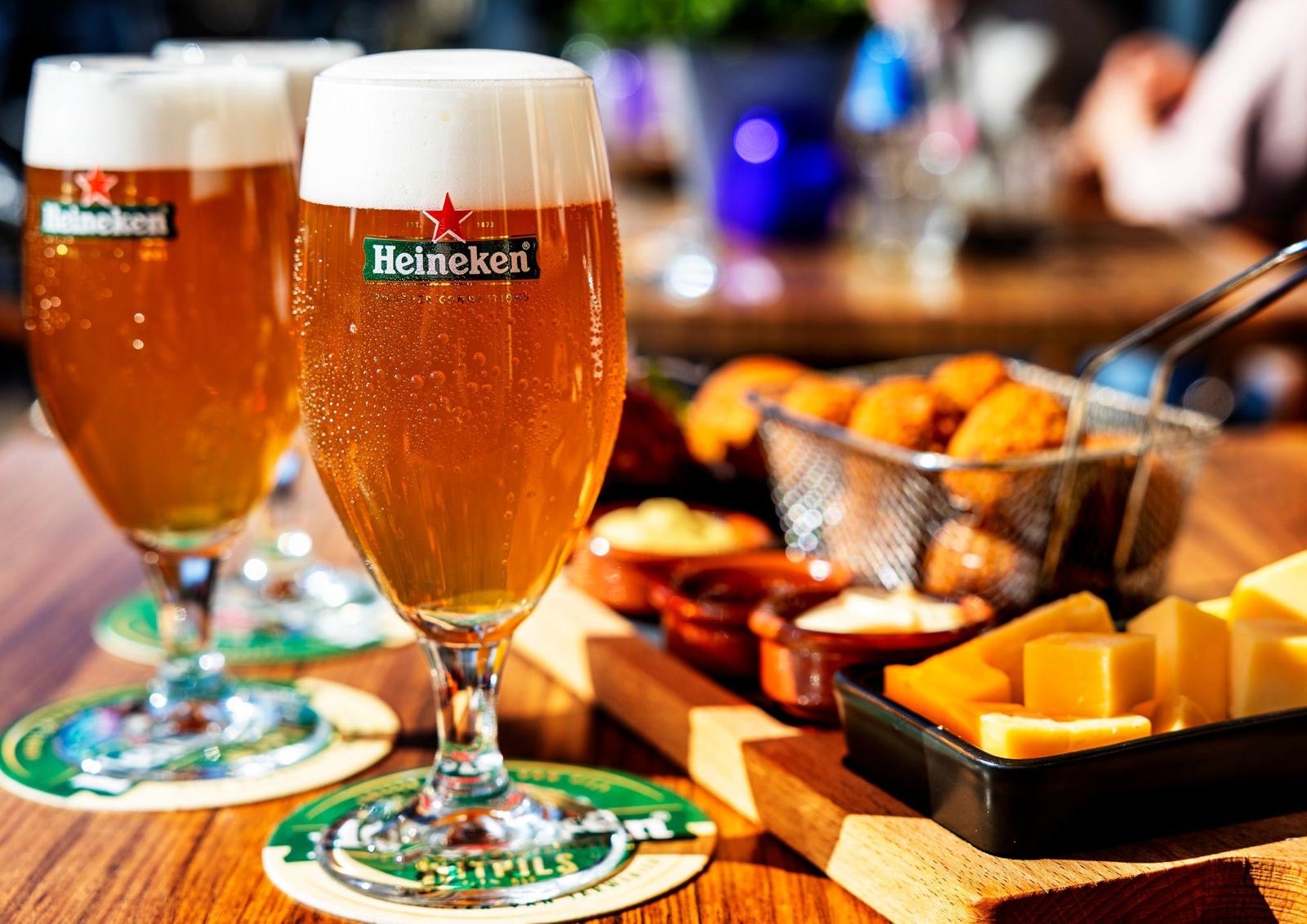 2 witpils met bitterballen